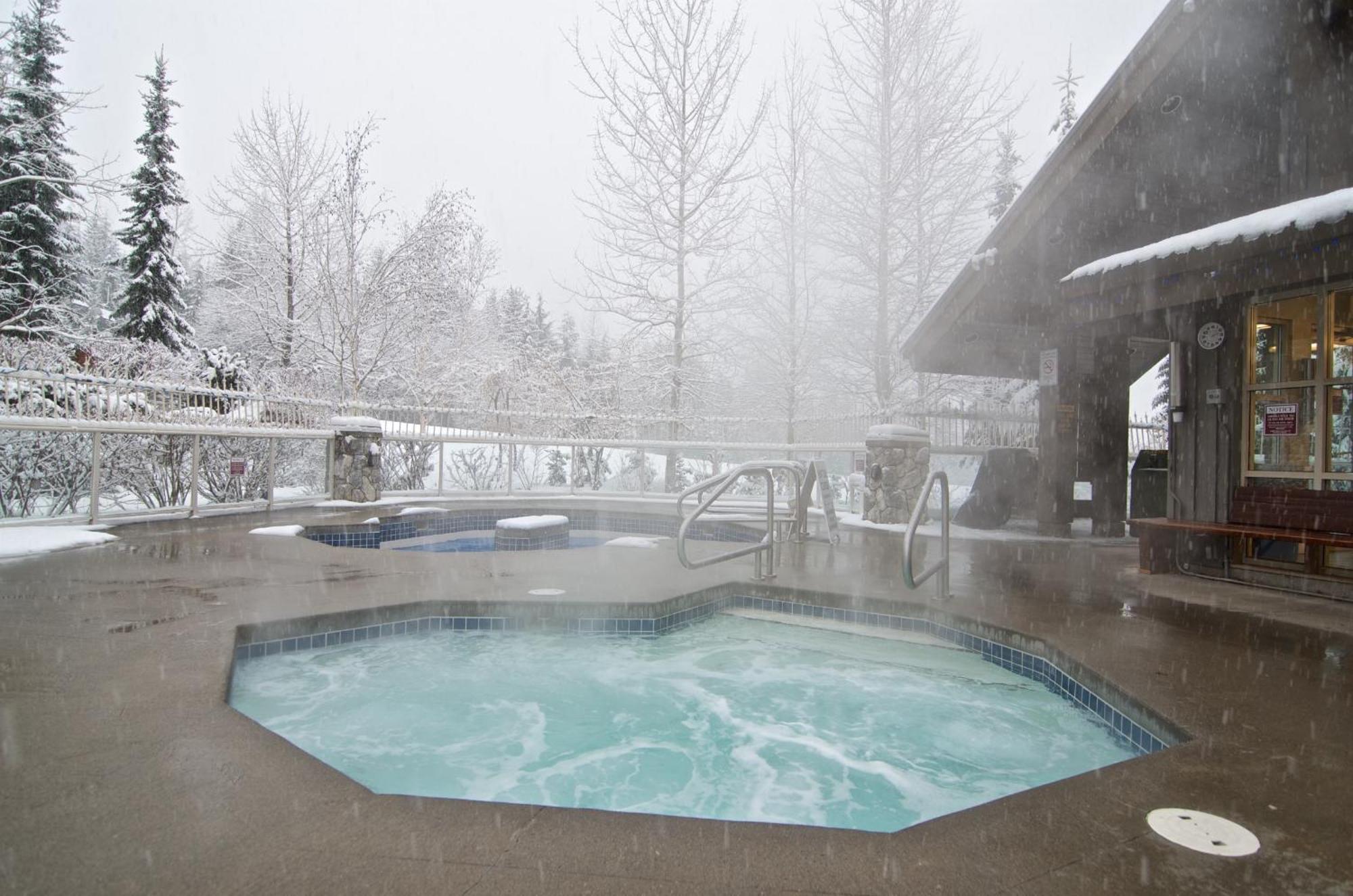 Aspens On The Mountain Ski In Out Whistler Exterior foto